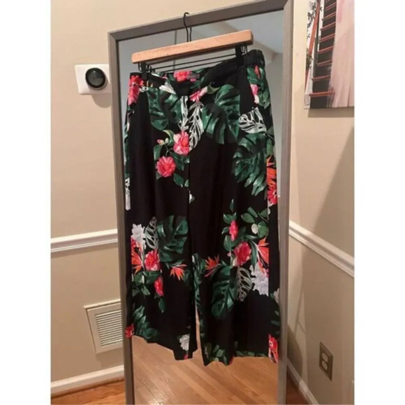 Vince Camuto Floral Wide Leg Capri Pants Black Red Size 10 Tropical Print - Picture 2 of 4
